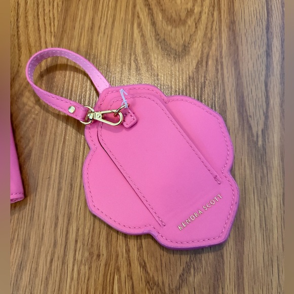 Kendra Scott Pink Passport & Luggage Tag - Picture 3 of 4
